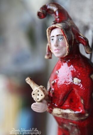 CZERWONY CZŁOWIEK NIEOGROMNY Z LOSEM