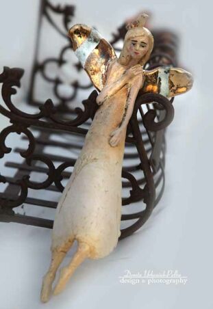 ANIOŁ  O SKRZYDŁACH TURMALINOWYCH Z PTASZKIEM