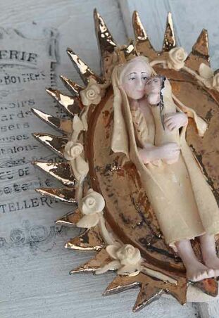 MADONNA PROMIENISTA Z RÓŻAMI