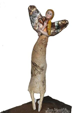 ANIOŁ TURMALINOWY   ZE ZŁOTYMI SERCEM