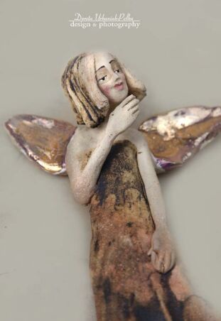 BOSONOGI ZE ZŁOTYMI SKRZYDŁAMI