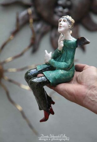 ANIOŁ Z PORCELANOWĄ TWARZĄ