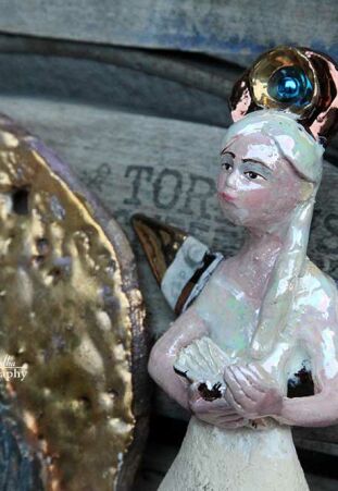 ANIOŁ  TURMALINOWY Z KSIĄŻKĄ