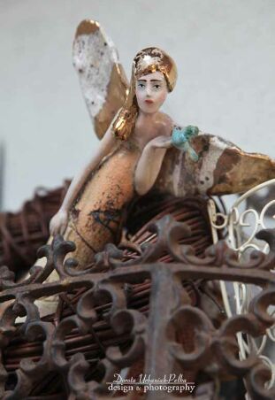 ANIOŁ O SKRZYDŁACH TURMALINOWYCH Z NIEBIESKIM PTAKIEM