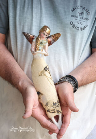 ZŁOTOWŁOSY ANIOŁ Z MAŁĄ CZARNĄ