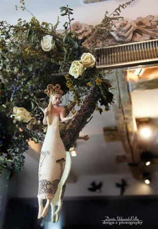 ANIOŁ  TURMALINOWY Z SERCEM NA DŁONI