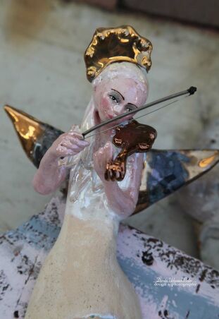 ANIOŁ  TURMALINOWY  Z MIEDZIANYMI SKRZYPCAMI