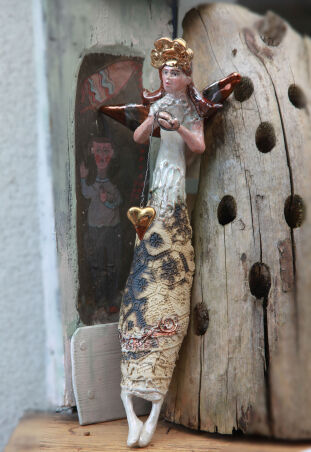 ANIOŁ  TURMALINOWY Z RUCHOMYM SERCEM 