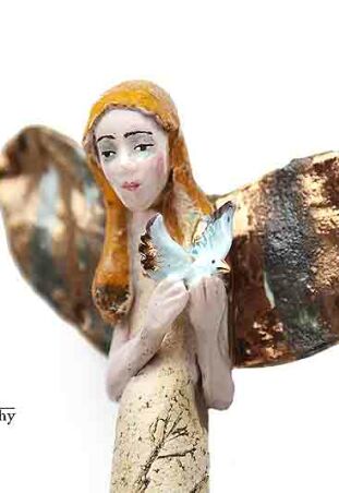 ANIOŁ O SKRZYDŁACH TURMALINOWYCH Z NIEBIESKIM PTAKIEM