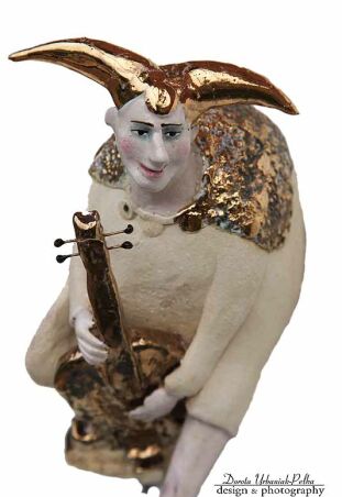 KAWALER O POGLĄDACH INDYWIDUALNYCH ZE SKŁONNOŚCIĄ DO WIOLONCZELI