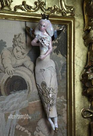 ANIOŁ  TURMALINOWY KRÓLEWSKI Z MOTYLEM