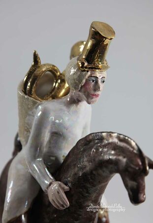 CERAMICZNO-KONNE DIVERTIMENTO ZE ZŁOTYM PUZONEM W TLE