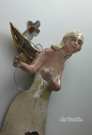 ANIOŁ  TURMALINOWY Z BIAŁYM KWIATEM