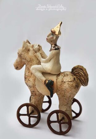 KONIK Z ASEKURACYJNYM PIERROTKIEM