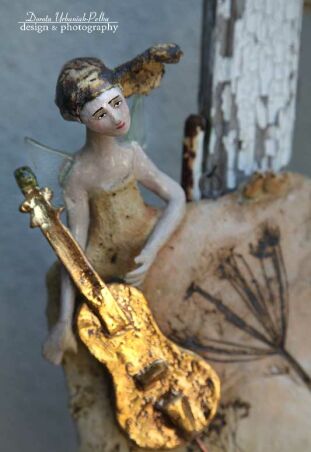 ULOTNY - JEJ OCZY LŚNIĄ, JEJ USTA DRŻĄ GDY DŁONIĄ  SWĄ STRUNY PRZYCISKA