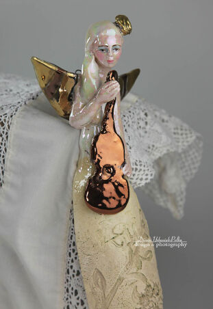 ANIOŁ  TURMALINOWY Z MIEDZIANYMI SKRZYPCAMI