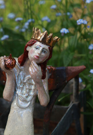 ANIOŁ  TURMALINOWY KRÓLEWSKI Z MIEDZIANYM JABŁKIEM