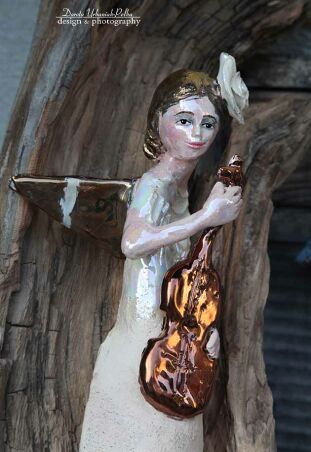 ANIOŁ  TURMALINOWY  Z BIAŁYM KWIATEM WE WŁOSACH