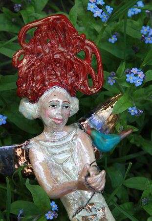 ANIOŁ  TURMALINOWY  Z NIEBIESKIM PTASZKIEM